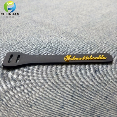 tiretti della cerniera in gomma con logo personalizzato in rilievo