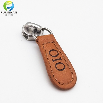 tiretti in pelle con logo personalizzato
