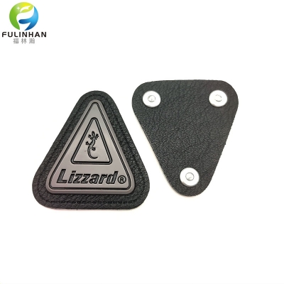 Triangolo Patch in Pelle con Metallo