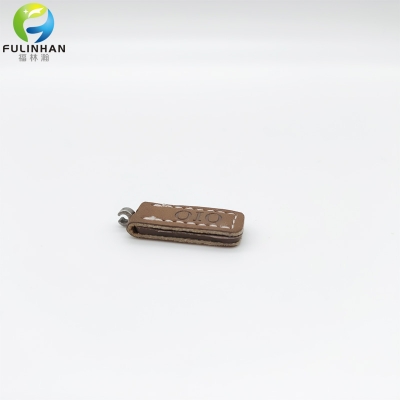 tirazip in pelle con logo in rilievo e metallo
