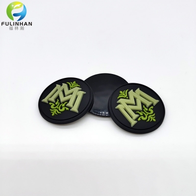 toppe in gomma con logo verde per abbigliamento