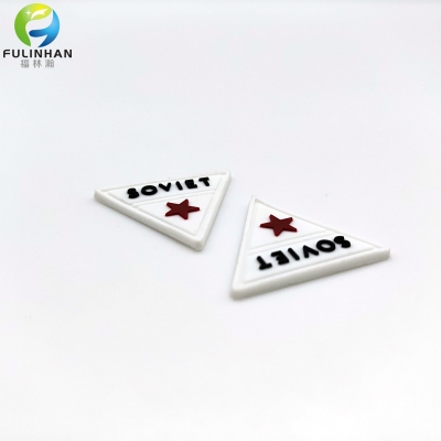 etichette in gomma con triangolo con logo stella in rilievo